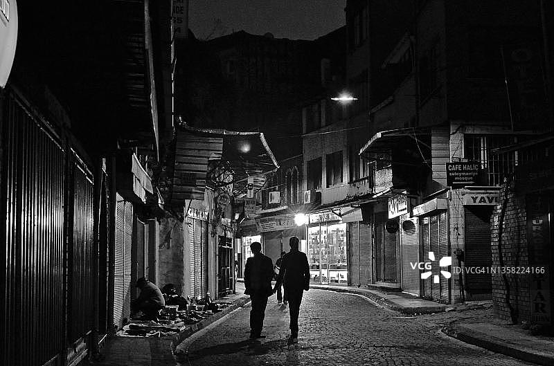 夜间穿梭在伊斯坦布尔小巷的男人图片素材