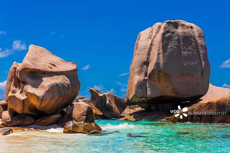 塞舌尔拉迪格岛壮观的Anse Maron海滩和丛林中的花岗岩图片素材