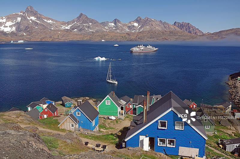 峡湾中的房屋和游轮，塔西拉克，北极，格陵兰岛东部，格陵兰，丹麦图片素材