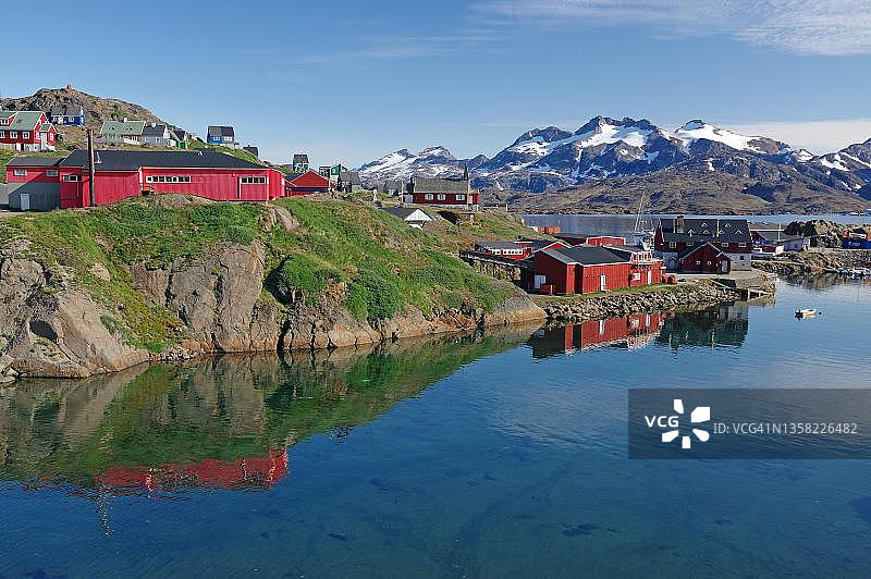 峡湾浅岸上的房屋，雪山，塔西拉克，北极，东格陵兰，格陵兰，丹麦图片素材