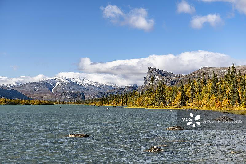 萨勒克国家公园Laitaure湖，Skierffe山和Nammatj山，拉普兰，瑞典图片素材