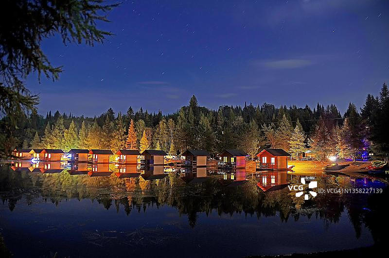 加拿大魁北克湖边的小木屋，星空图片素材