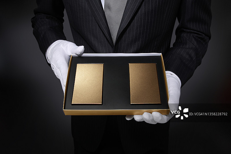 男人、西装、手套和盒子图片素材
