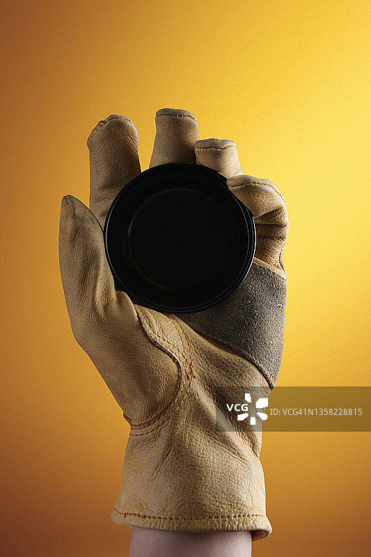 戴手套的手拿着东西图片素材