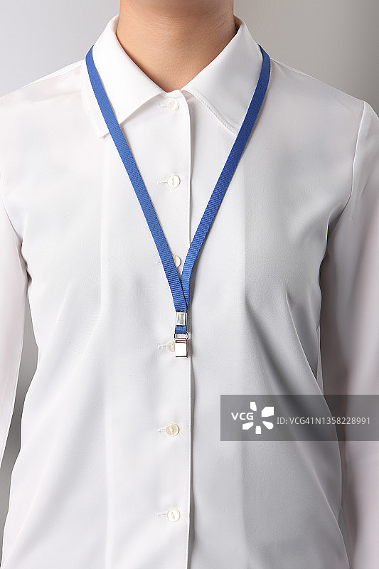 穿着正装衬衫佩戴工牌的职场女性图片素材