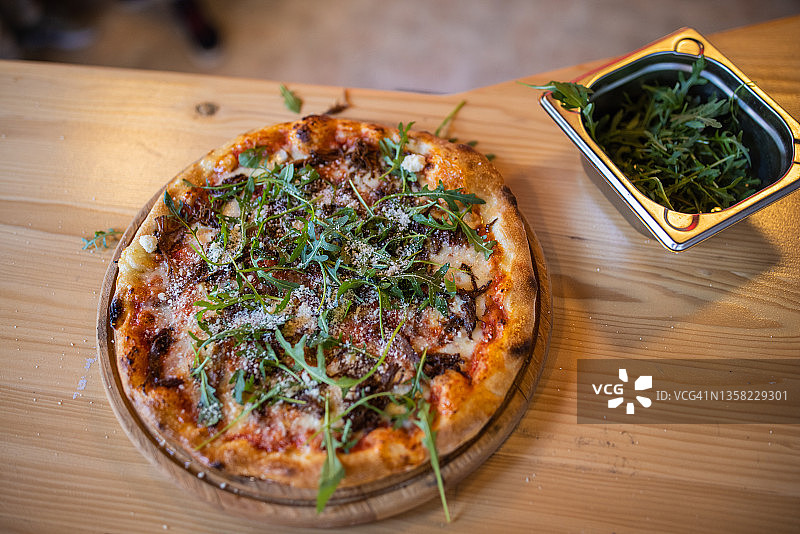 乡村风味芝麻菜帕尔马干酪披萨图片素材