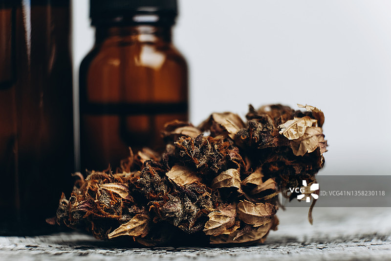 装有液体的大麻锥形瓶图片素材