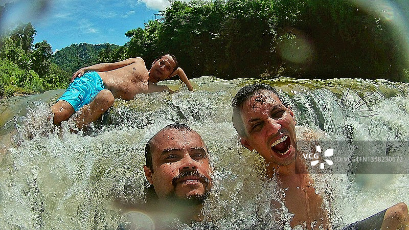 在雷马克里瀑布沐浴图片素材