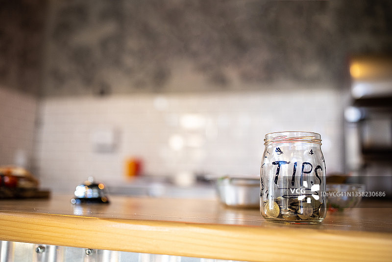 现代快餐店的柜台，小费罐图片素材