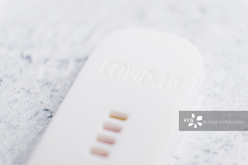 浅色背景上的新冠病毒测试图片素材