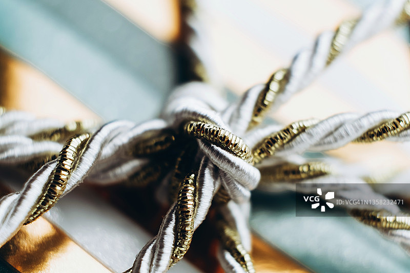 闪光表面上的彩色纺织礼品蝴蝶结图片素材