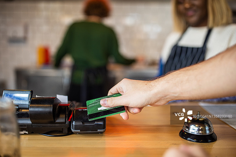 用信用卡支付食物订单的男子图片素材