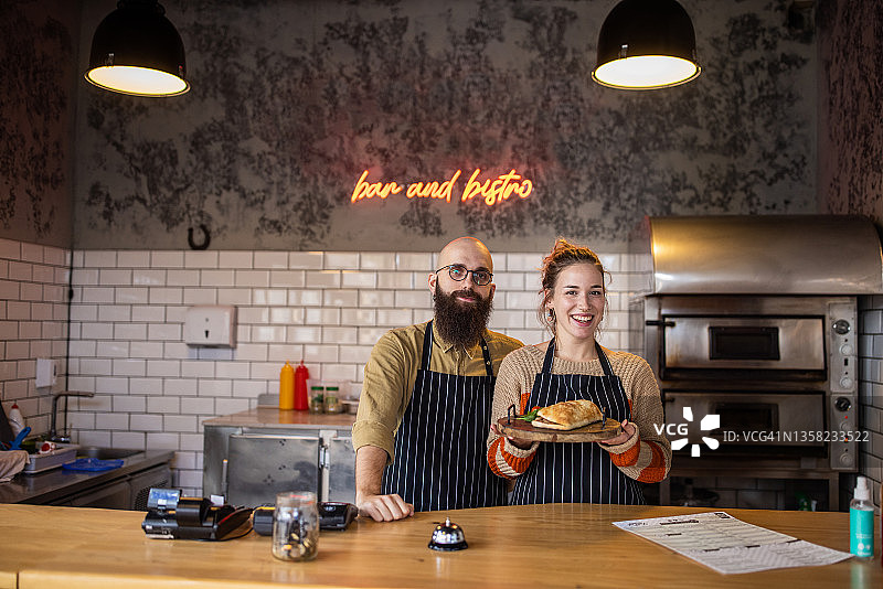 现代快餐店里快乐的白人男女工人图片素材