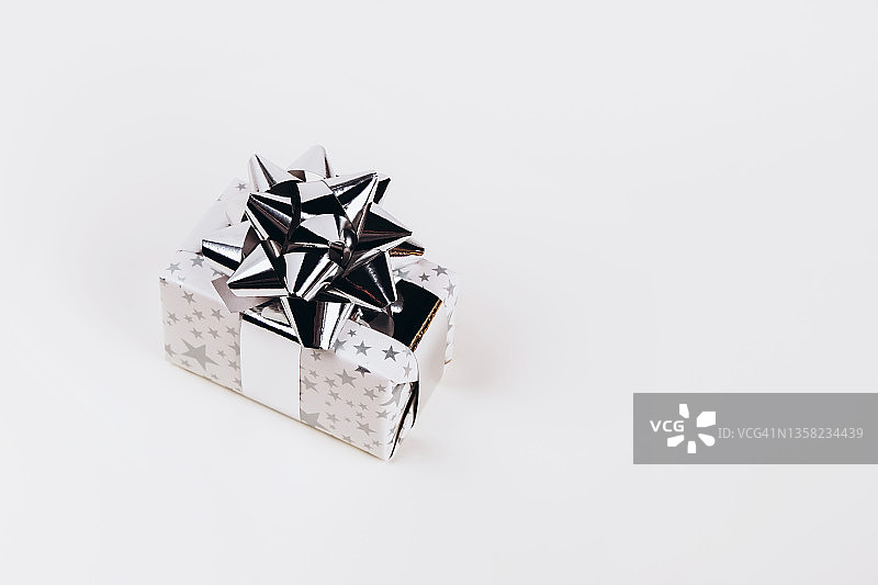 白色背景上的星星和箔弓小白礼品盒图片素材