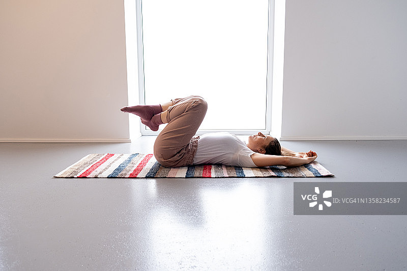 女人在家放松身心——费登奎斯方法图片素材