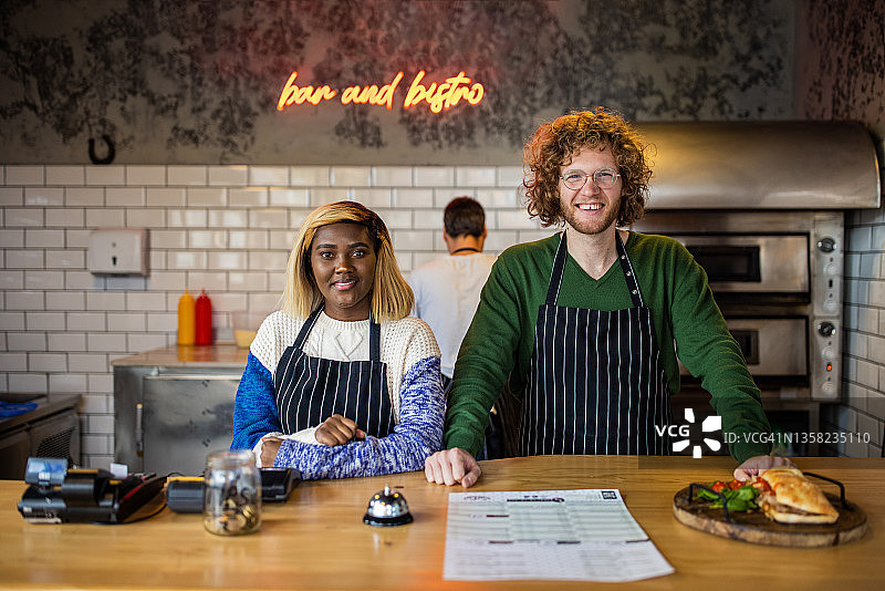 在快餐店工作的现代多种族同事肖像图片素材