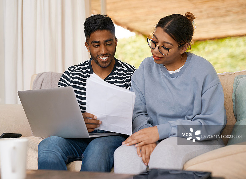 年轻情侣使用笔记本电脑讨论账单图片素材