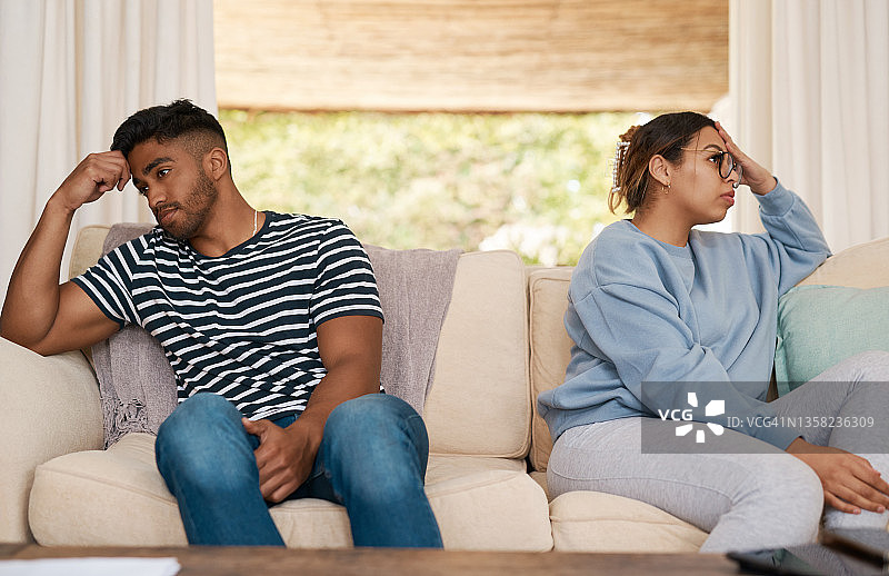 年轻夫妇在家中争吵图片素材