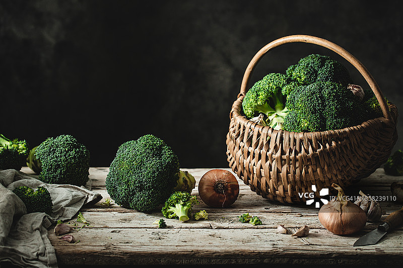 篮子里的新鲜西兰花静物摄影图片素材