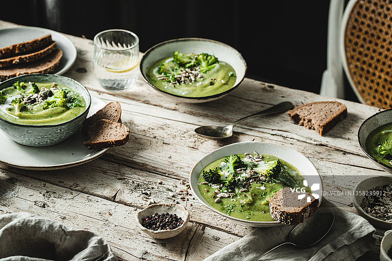 西兰花汤和面包餐桌图片素材