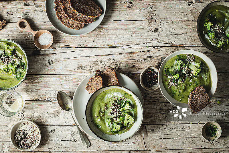 一桌新鲜西兰花汤的俯视图图片素材