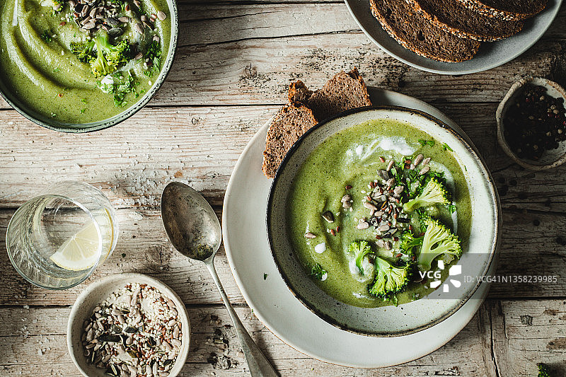 配有餐具和自制面包的西兰花浓汤图片素材