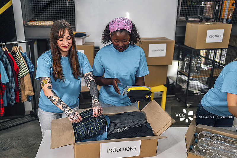 慈善捐赠中心的志愿者图片素材