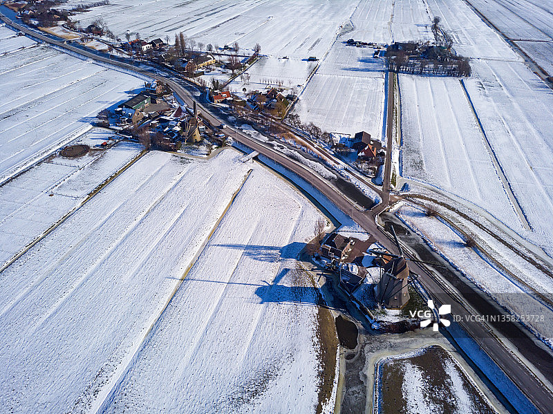 冬季景观中典型的荷兰风车鸟瞰图图片素材