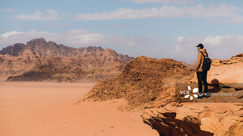 探险者在瓦迪拉姆沙漠欣赏风景图片素材