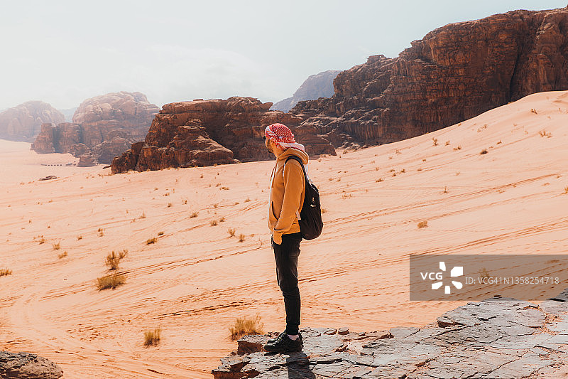在瓦迪拉姆沙漠的风景中沉思的旅行男人图片素材