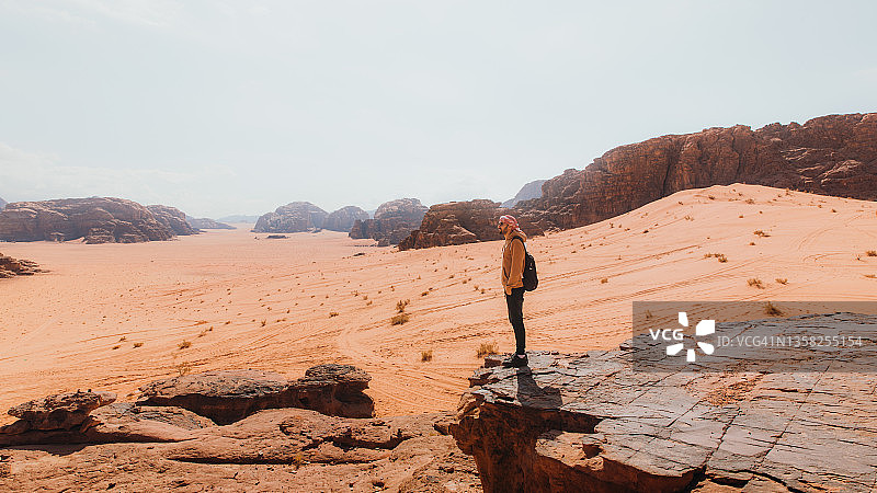 在瓦迪拉姆沙漠的风景中沉思的旅行男人图片素材