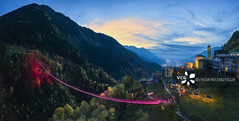 黄昏时分意大利塔尔塔诺天空之桥和坎波塔尔塔诺村的鸟瞰图片素材