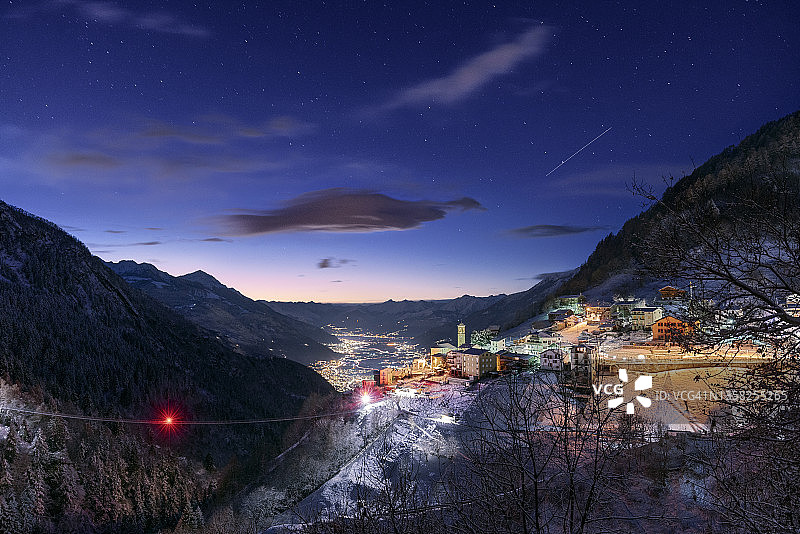 天空桥：傍晚时分的塔尔塔诺村，意大利伦巴第瓦尔泰利纳奥罗比阿尔卑斯山图片素材