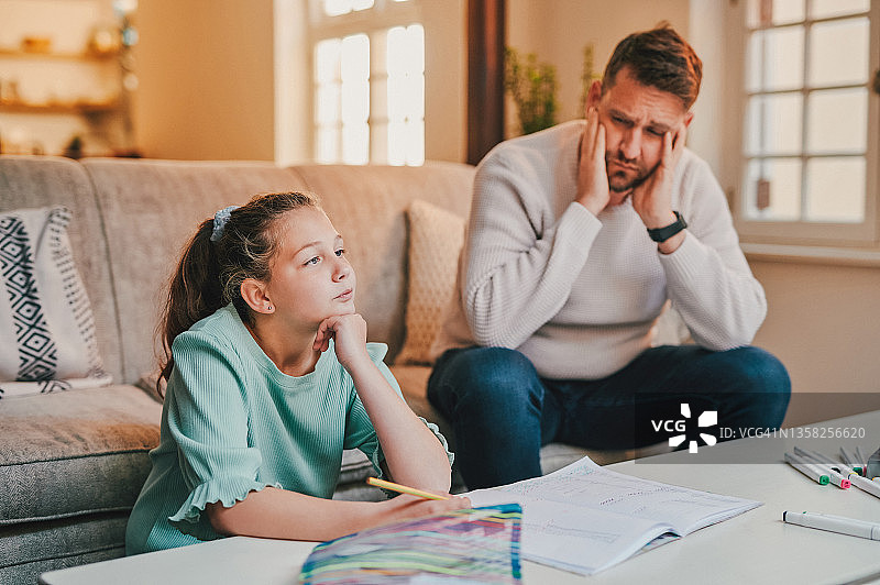 父女在家一起做作业，感到沮丧图片素材