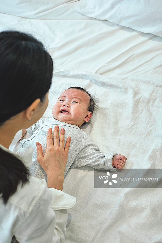 母亲和婴儿图片素材