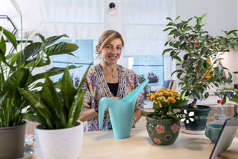 照料室内植物图片素材