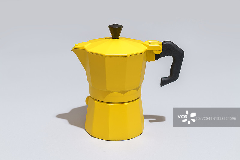 灰色背景上隔离的摩卡壶意大利咖啡机图片素材