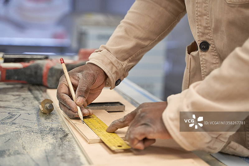 木匠测量木板特写图片素材