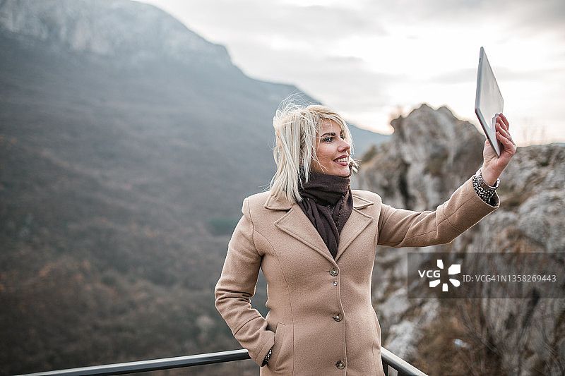 年轻女人通过视频通话向朋友展示景点景色图片素材