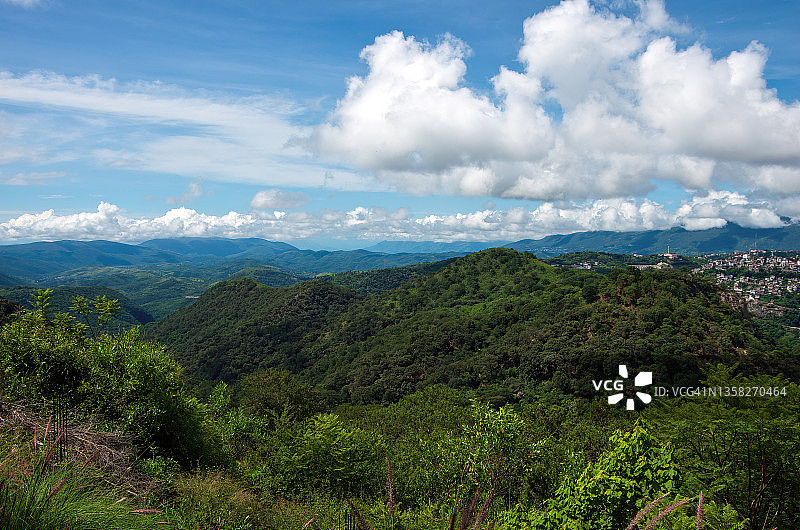 墨西哥格雷罗州塔斯科德阿拉尔孔镇附近的风景图片素材