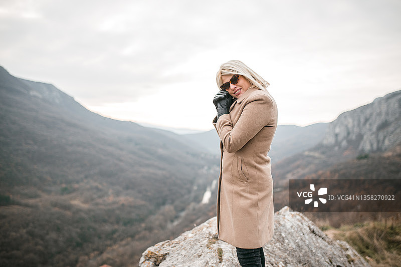 站在峡谷顶端欣赏风景的漂亮女人图片素材