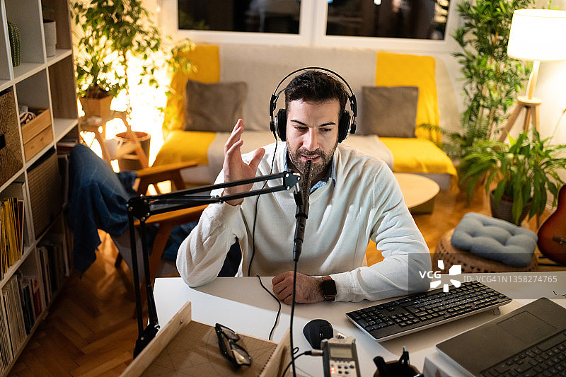 现代男人在家中工作室主持广播频道图片素材