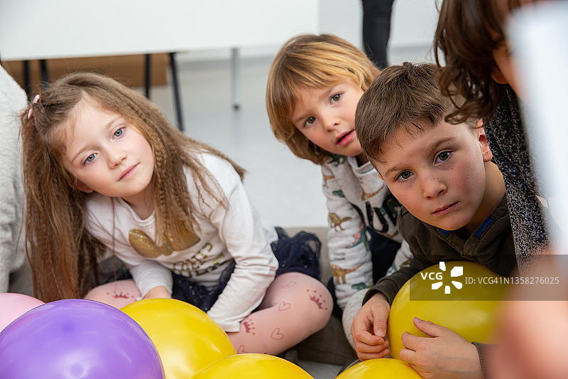 学生们有兴趣地听着并看着演示文稿图片素材