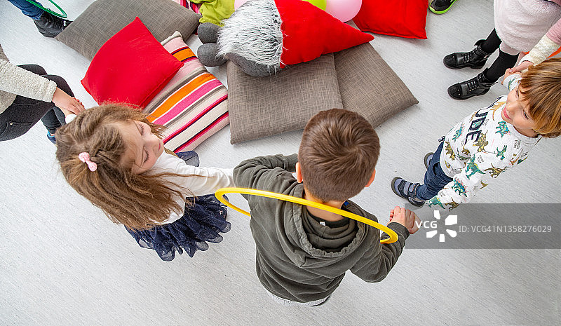 在教室里玩合作游戏的学生图片素材