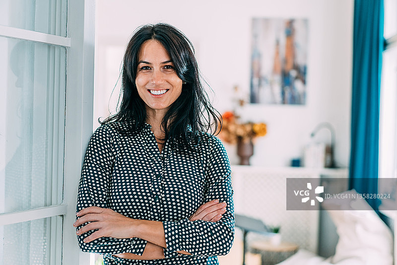 现代办公室里自信的女商人。图片素材