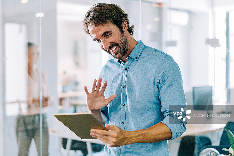 商务人士在办公室进行视频通话图片素材