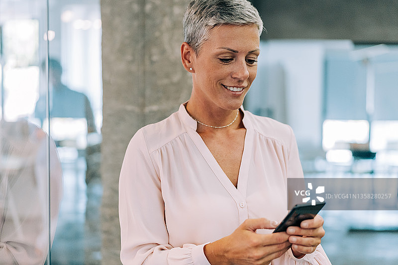 现代办公室里自信的女商人。图片素材