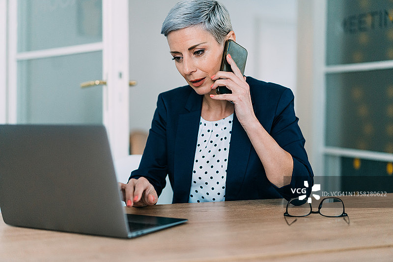 女商人在办公室使用手机图片素材