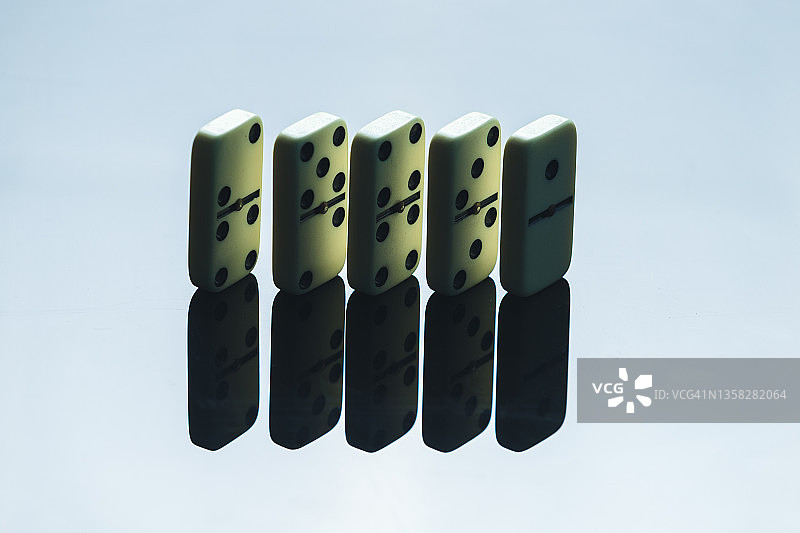 桌子上的多米诺骨牌图片素材