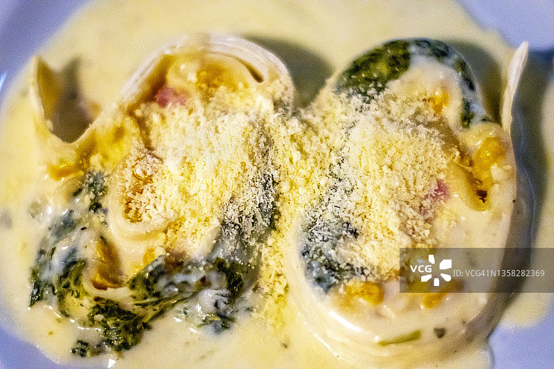 自制意大利面：搭配阿尔弗雷多酱的意大利卷图片素材